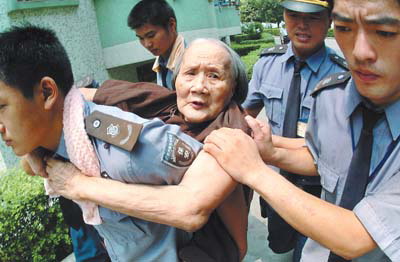 60歳の老人が湖に飛び込み、生まれました。通行人は人々を救うために警戒しました。